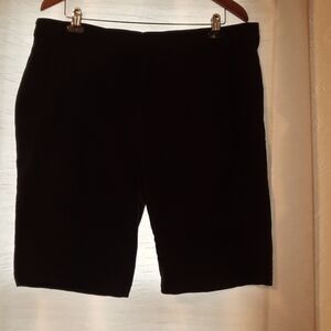 Style & Co 16W black shorts. 2 side pockets 2 fake back pockets.
